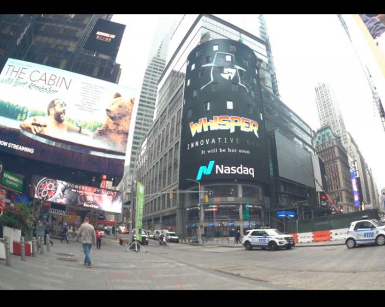 WHISPER大屏幕广告在美国华尔街惊现